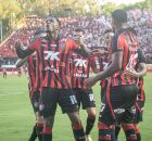 Jogadores do Vit&oacute;ria comemorando um gol.
