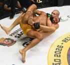 Matheus Ara&uacute;jo venceu a luta ap&oacute;s aplicar um mata-le&atilde;o em Anderson Nascimento.