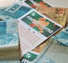 Cartelas da Mega-Sena e dinheiro.