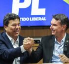 Deputado federal Mendon&ccedil;a Filho e Fl&aacute;vio Bolsonaro. 