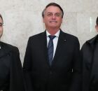 Ministros Andr&eacute; Mendon&ccedil;a e Nunes Marques ao lado de Jair Bolsonaro.