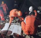 Momento em que o Corpo de Bombeiros trabalha para resgatar o idoso.