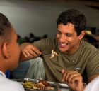 Prefeito J&uacute;nior de Irm&atilde; T&ecirc;ca em escola municipal de Itapissuma.