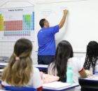 Professor dando aula.