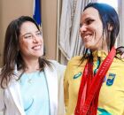 Raquel Lyra ao lado de uma atleta.