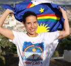 Raquel Lyra segurando a bandeira de Pernambuco.