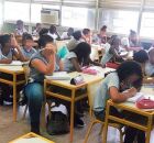 Sala de aula cheia de alunos.