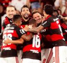 Jogadores do Flamengo comemorando vit&oacute;ria 