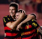 Perotti comemora com Barletta, um dos "presenteados" com uma das tr&ecirc;s assist&ecirc;ncias no jogo.