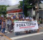 Trabalhadores protestam na frente da Prefeitura do Recife.