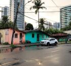 As casas que a prefeitura quer remover constrastam com os pr&eacute;dios ao redor  