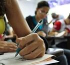 Pessoas fazendo prova de concurso 