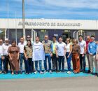 Ministro Tom&eacute; Franca ao lado de autoridades da cidade no aeroporto de Garanhuns