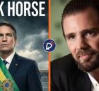 Imagem ilustrativa de Vorcaro olhando para o cartaz do filme de Bolsonaro.