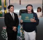 Alceu Valen&ccedil;a recebe t&iacute;tulo de cidad&atilde;o fortalezense.