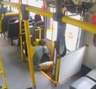 C&acirc;mera no coletivo registrou o crime.