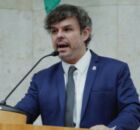 Vereador Adrilles Jorge &eacute; agredido por estudantes que faziam manifesta&ccedil;&atilde;o na USP