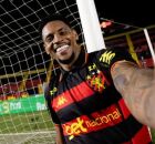 Felipinho, lateral-esquerdo, comemora gola&ccedil;o de falta.