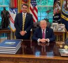 Fl&aacute;vio Bolsonaro se encontra com Donald Trump na Casa Branca.
