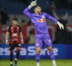 Goleiro Volpi comemorando gol. 