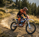KTM el&eacute;trica com bateria substitu&iacute;vel para trilhas e enduros.