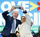 Lula lan&ccedil;ou programa Move Aplicativos ao lado de representantes do setor