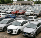 Carros seminovos em P&aacute;tio, imagem criada com aux&iacute;lio de IA (Gemini)
