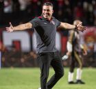 Jair Ventura comemorando classifica&ccedil;&atilde;o na Copa do Brasil.
