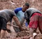 Moradores ajudam no resgate ap&oacute;s deslizamento de barreira.