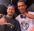 Ney Silva posa para foto ao lado de Neymar.