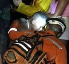 Esposo e pai das v&iacute;timas sendo consolado por um bombeiro.