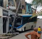 nibus desgovernado bate em poste no Recife.