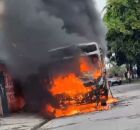 &Ocirc;nibus incendiado no Recife.