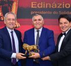 Edinazio Silva recebe Trof&eacute;u Le&atilde;o Dourado.