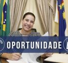 Governadora Raquel Lyra assinando documento. 