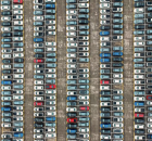 Foto da Revista Oeste mostra p&aacute;teo de montadora lotado de carros encalhados.