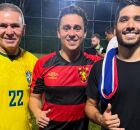Nikolas Ferreira, com a camisa do Sport, ao lado de Alcides e Andr&eacute; Fernandes.