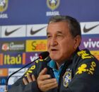 Carlos Alberto Parreira est&aacute; internado na UTI de hospital no Rio de Janeiro.