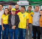 Prefeito de Belo Jardim, Gilvandro Estrela, ao lado de aliados.
