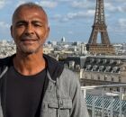 Rom&aacute;rio em Paris durante viagem internacional.