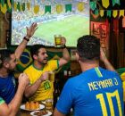 Torcedores em bar.