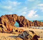Pedra Furada &eacute; atra&ccedil;&atilde;o tur&iacute;stica em praia de Jericoacoara (CE) 