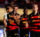 Jogadores do Sport comemorando Gol em cima do Athletic.
