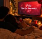 Casal assistindo filme no dia dos namorados