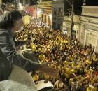 Oitenta anos de Alceu Valen&ccedil;a &eacute; celebrado com cortejo da Pitombeira em Olinda (PE).