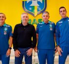 Ancelotti com t&eacute;cnicos da Sele&ccedil;&atilde;o Brasileira de base.