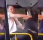 Motorista e passageira se envolvem em briga com tapas e mordidas dentro de &ocirc;nibus
