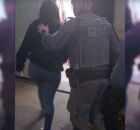 Filha &eacute; presa em flagrante por tentar matar o pr&oacute;prio pai com golpes de faca e cacos de vidro