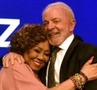 Durante show no Festival de Inverno de Garanhuns, Alcione exalta Lula e declara: "meu presidente"