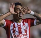 Dod&ocirc; comemorando gol com a camisa do N&aacute;utico.